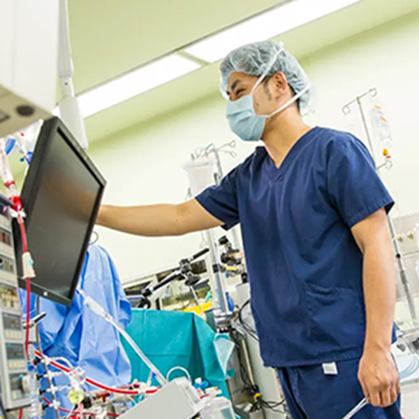 手術室の機械を操作する学生