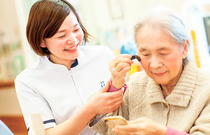 化粧を手伝う学生