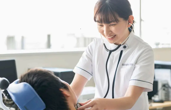 診察を行う学生