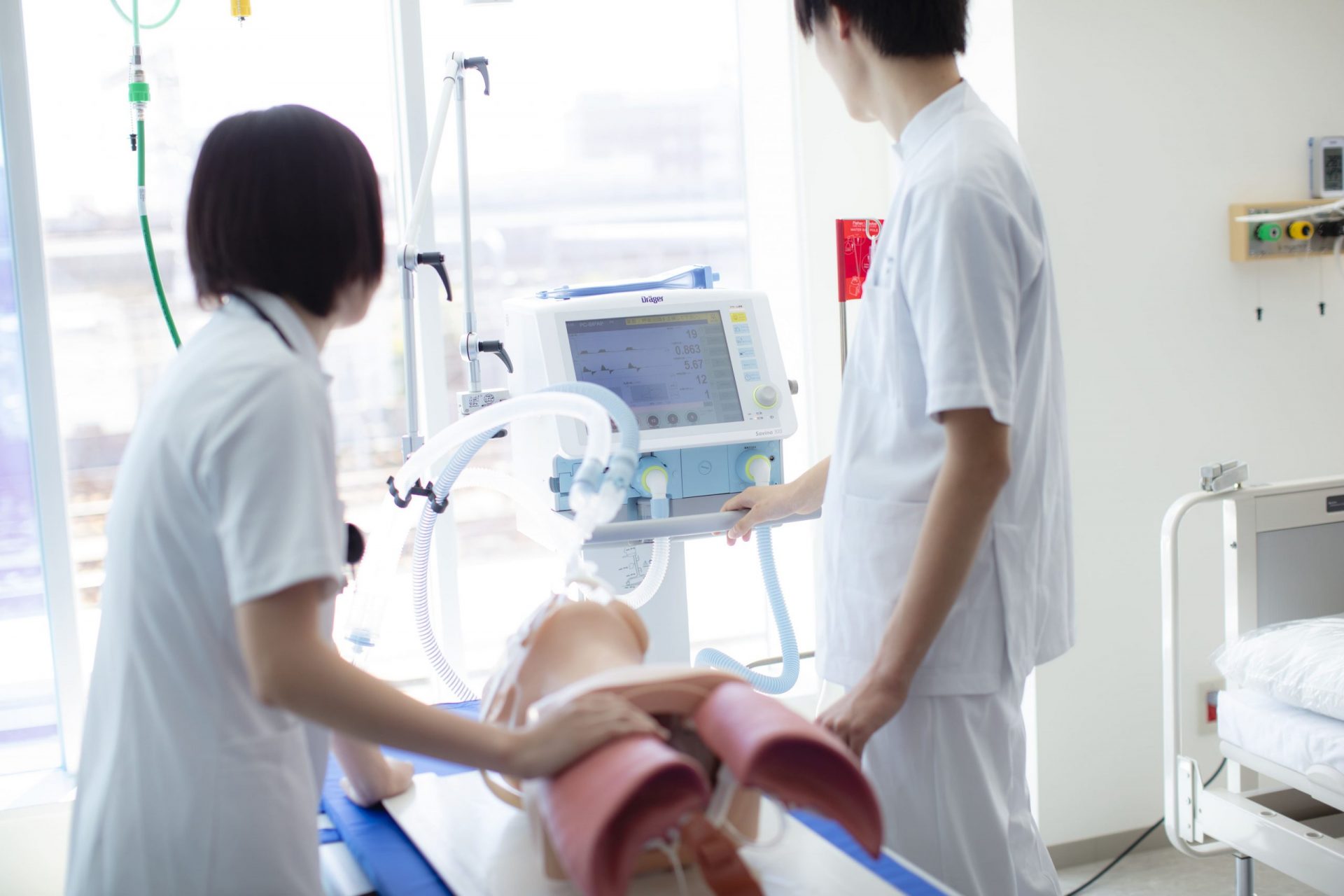 ドラマでよく見る 人工呼吸器 を 触ってみよう 姫路医療専門学校 ドラマでよく見る 人工呼吸器 を 触ってみよう 姫路医療専門学校