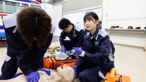 【女性の救急救命士がどんどん活躍する社会が広がっている】